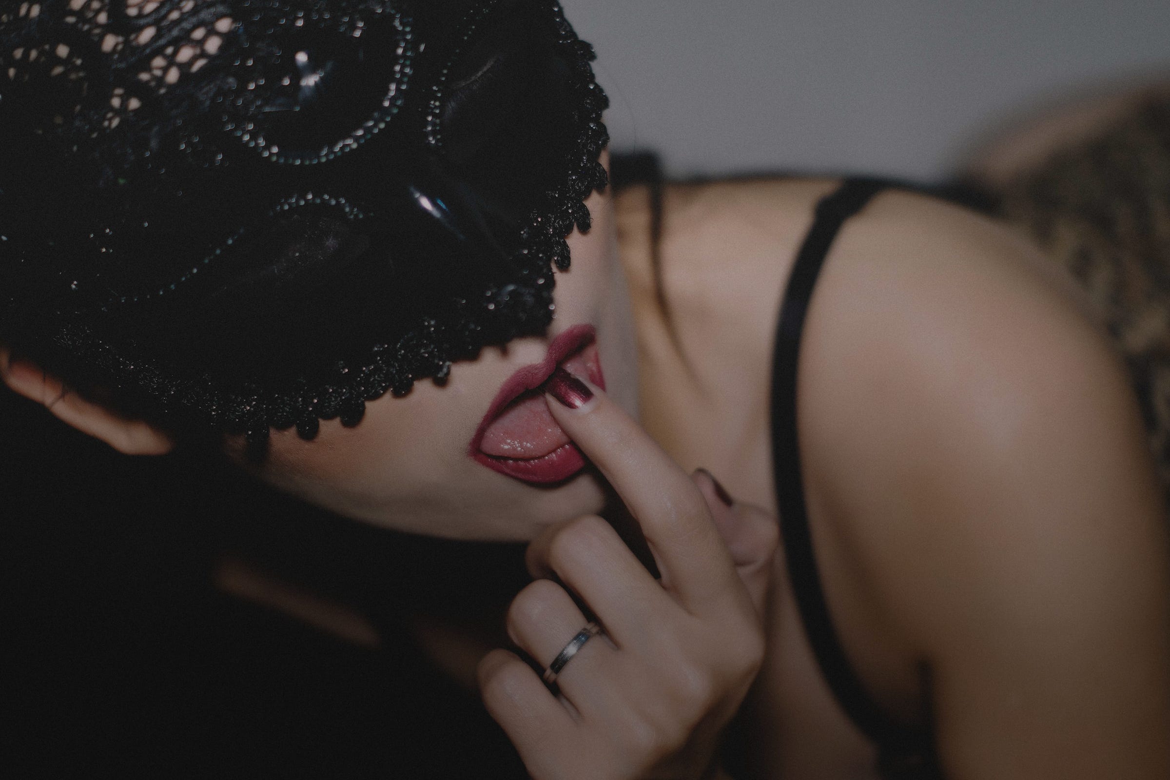 Femme au masque dentelle