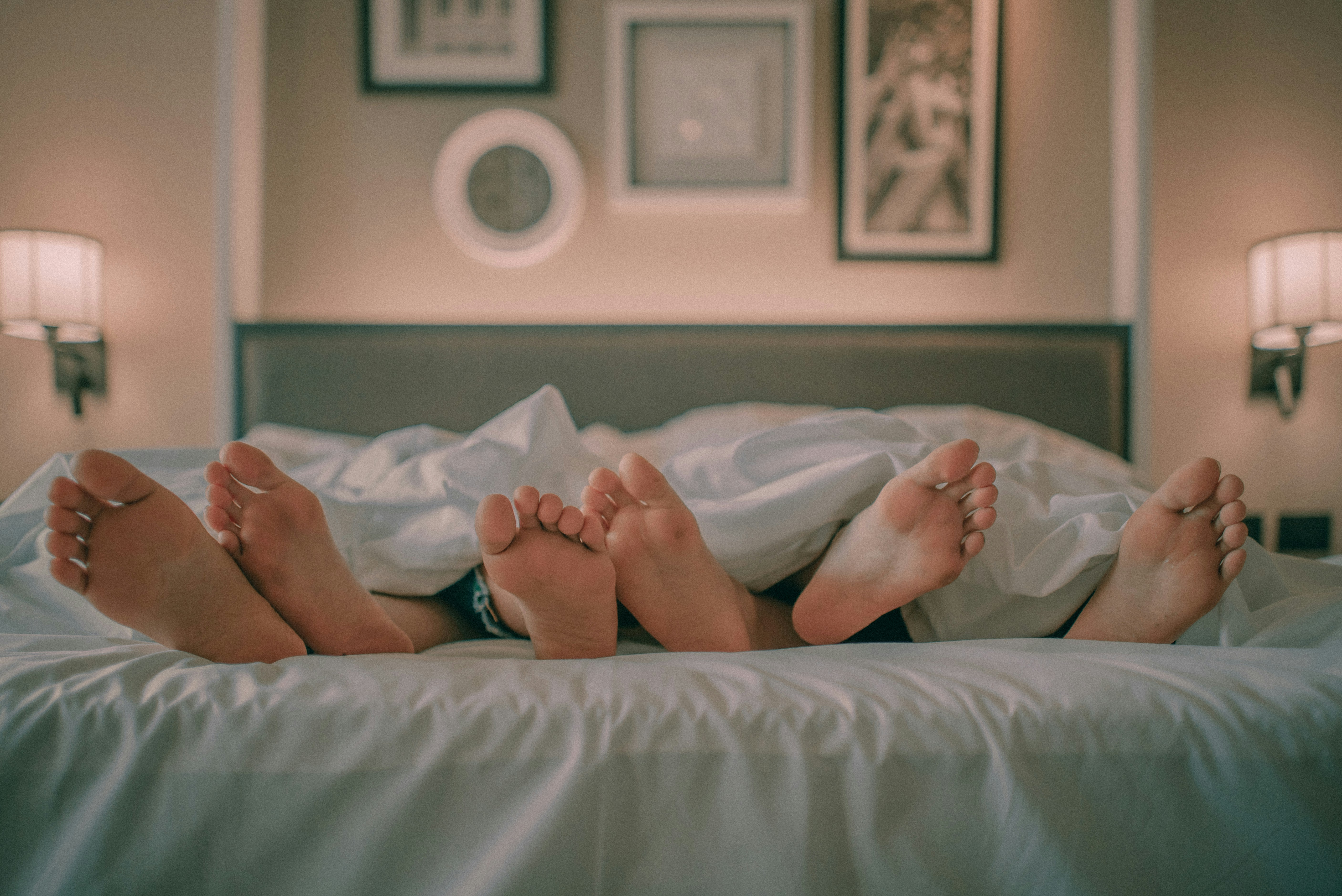 Pieds qui dépassent d'un lit, intimité partagée