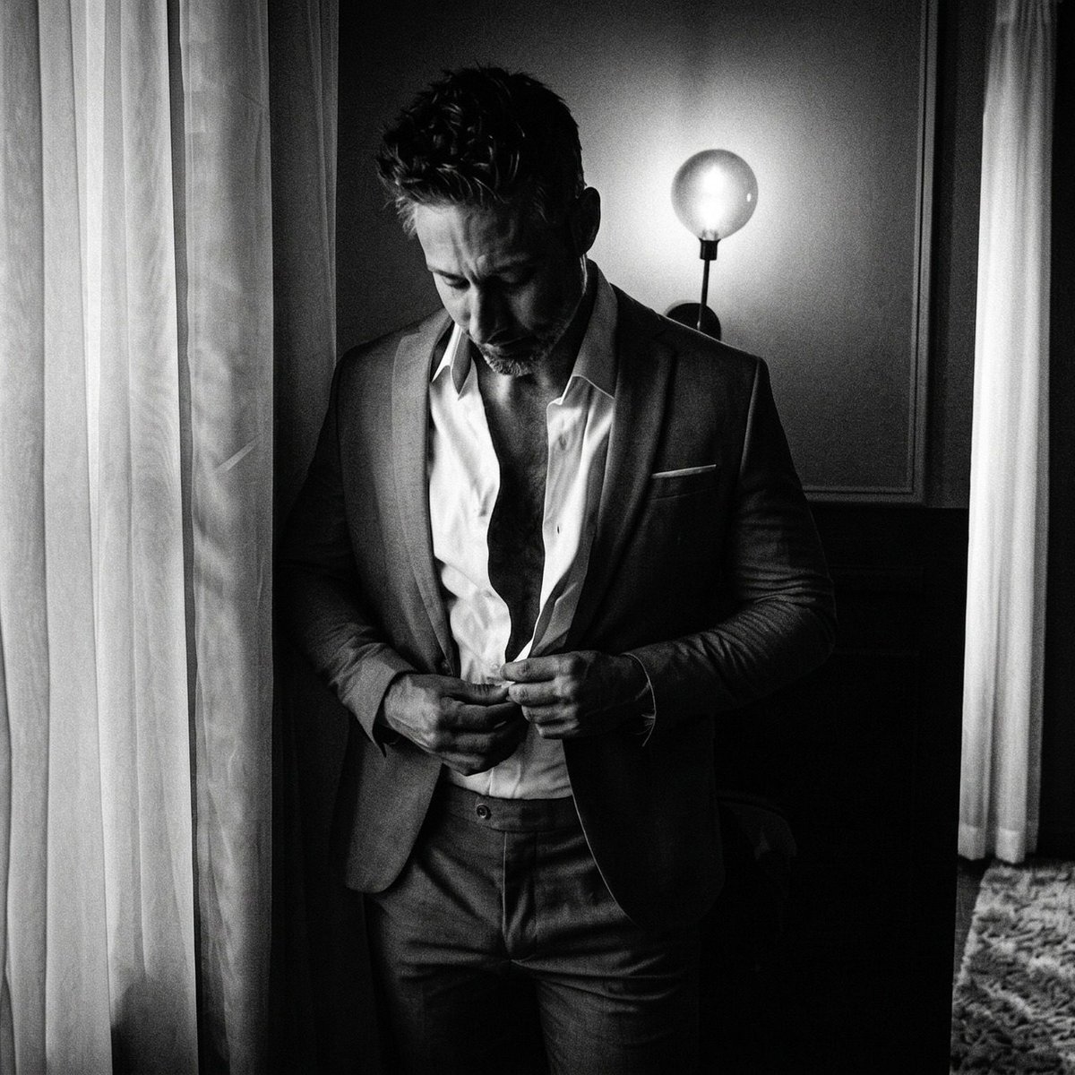 Homme en costume noir et blanc, ambiance soirée premium — communauté hommes Velvexx